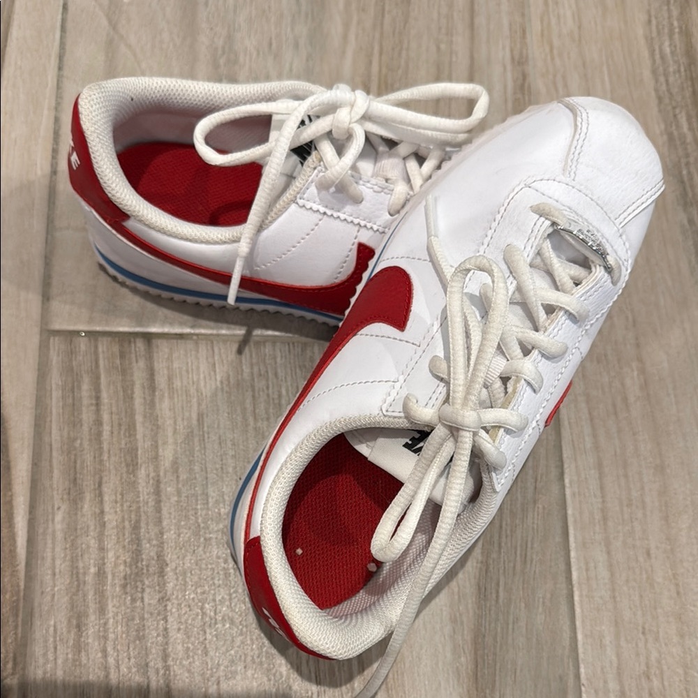 Nike White and Red Sneakers Classic Design